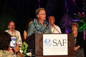 Leo Roozen, AAF, accepts the Paul Ecke Jr., award.